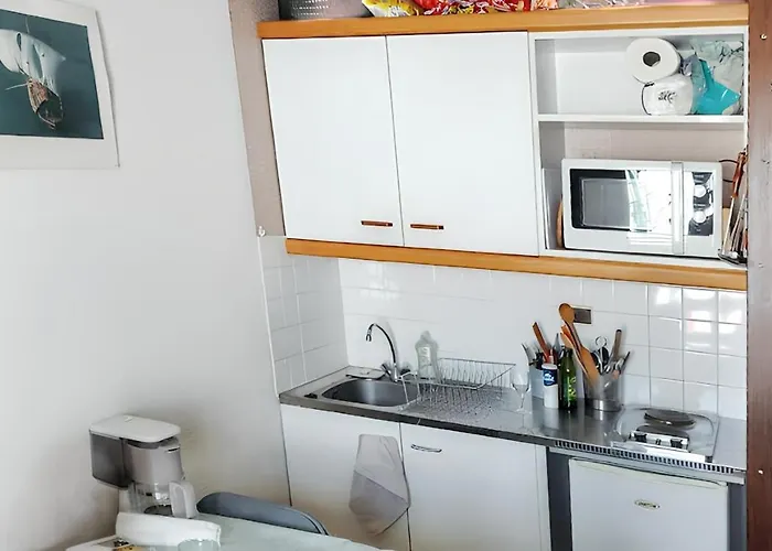 Au Pied Des Pistes A - Vue Sur Montagne -