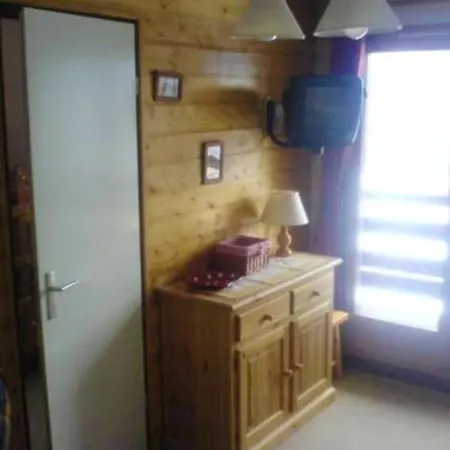 Au Pied Des Pistes A - Vue Sur Montagne -