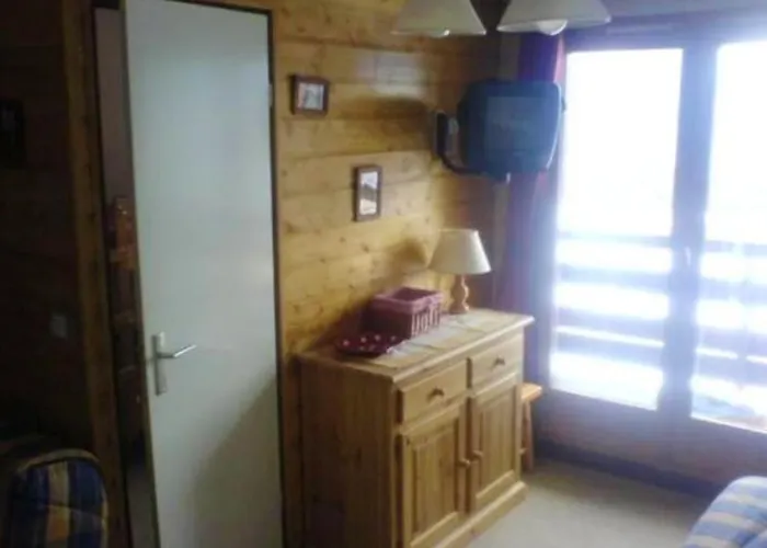 Au Pied Des Pistes A - Vue Sur Montagne -